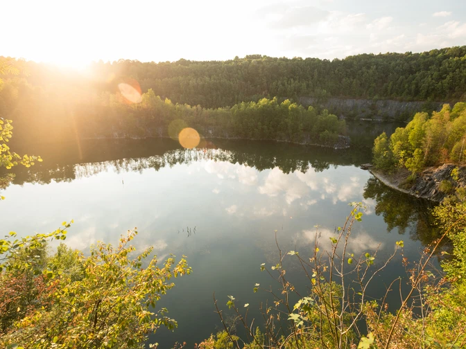 Cava Schlupkothen vicino a Wülfrath I raggi del sole sulla cava di Schlupkothen si riflettono pittorescamente nell'acqua calma.