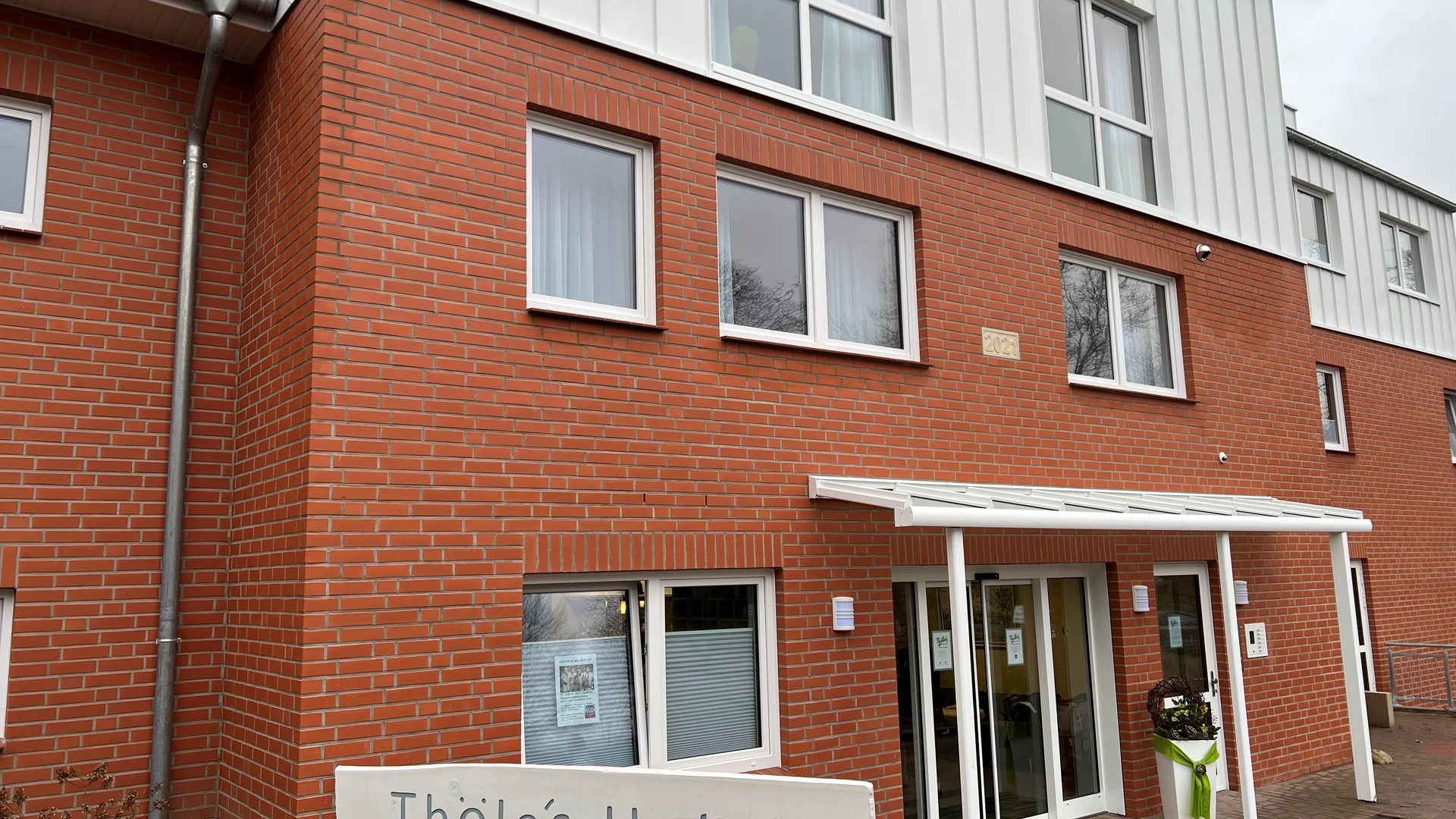 Thöles Hotel in Vilsen Brick façade of Thöles Hotel with large windows and a covered entrance in Vilsen.