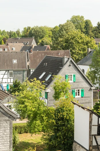 Pueblo de Gruiten en Haan Pueblo histórico de Gruiten en Haan con casas con entramado de madera, rodeado de exuberante naturaleza y un ambiente tranquilo.