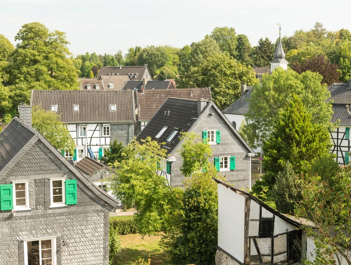 Wioska Gruiten w Haan Historyczna wioska Gruiten w Haan z domami z muru pruskiego, otoczona bujną przyrodą i spokojną atmosferą.