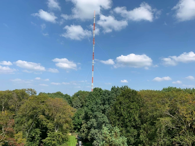 Transmisor Langenberg/mástil de transmisión WDR en Hordtberg en Velbert-Langenberg El mástil del transmisor WDR se eleva sobre el boscoso Hordtberg en Velbert-Langenberg bajo un cielo azul.