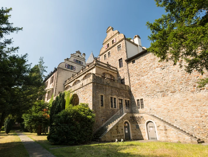 Budynek zamku Landsberg z małą ścieżką i drzewami. Zabytkowy zamek ze schodami, otoczony drzewami i wąską ścieżką, sfotografowany pod czystym niebem.
